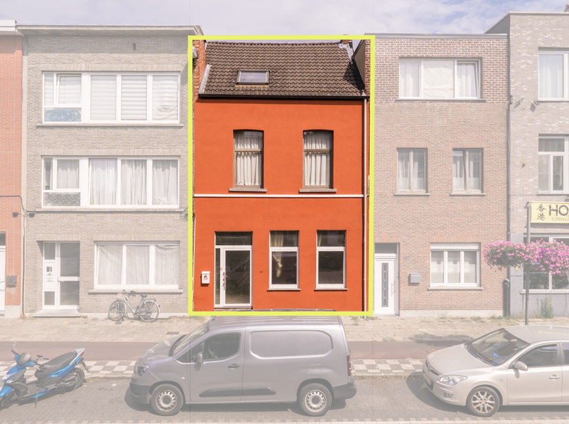 Instapklaar huis met 5 slaapkamers en zonnige stadstuin in Wilrijk<br />
In deze ruime, instapklare woning in Wilrijk met grote raampartijen geniet u