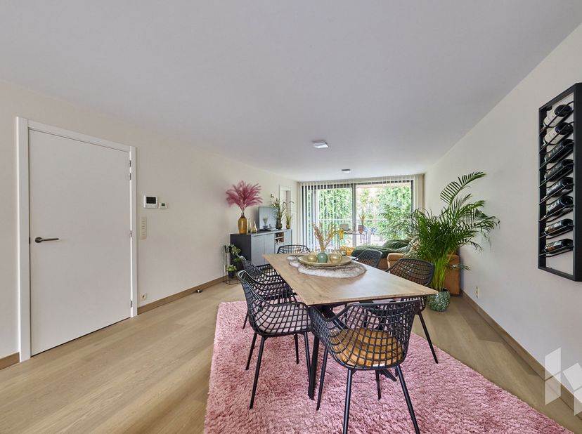 Prachtig, recent appartement (94 m²) met een open, lichtrijke leefruimte en 2 slaapkamers gelegen in het centrum van Lommel.<br />
Zowel voor- als ach