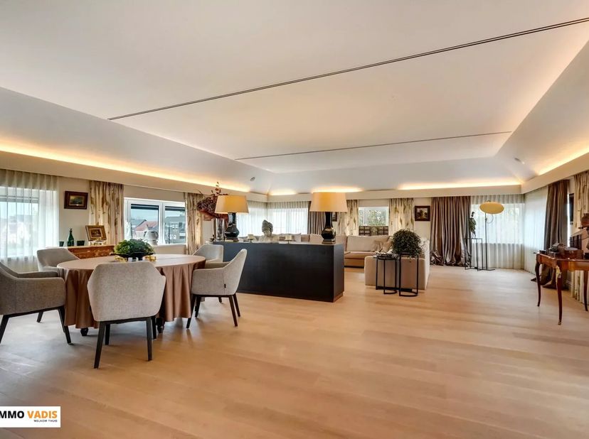 In het historisch centrum van Tongeren, op slechts 200 meter van de Grote Markt, bieden wij dit uitzonderlijk penthouse in een rustige residentie te k