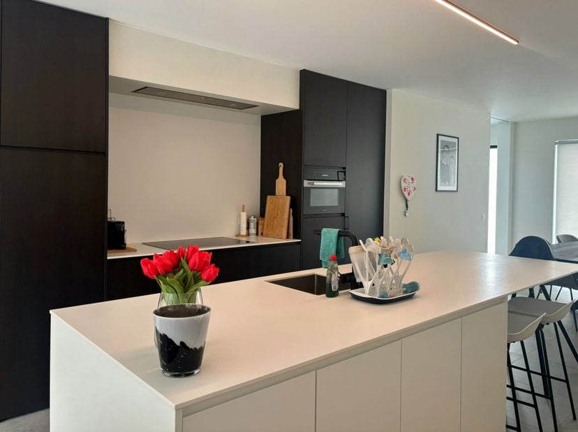 **Deze hoogwaardige en energiezuinige nieuwbouwwoning is rustig gelegen binnen de ring en geniet van een uitstekende bereikbaarheid. Scholen, kinderop