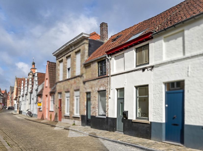 Eigentijds gerenoveerde kleine stadswoning - met een perfect ruimtegevoel - op een heerlijke locatie in Sint-Anna, vlak bij de Jeruzalemkerk. Achter d