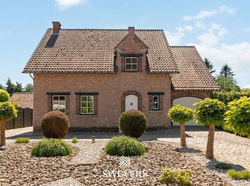 Voor meer info en fotos, surf naar www.swevers.be  Deze instapklare open bebouwing op de Hasseltsesteenweg in Beringen biedt 193 m² bewoonbare oppervl