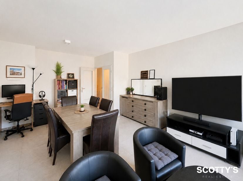 Op een uitstekende locatie aan de Basilieklaan in Koekelberg bevindt zich dit ruime appartement met twee grote balkons aan de voor- en achterzijde, wa
