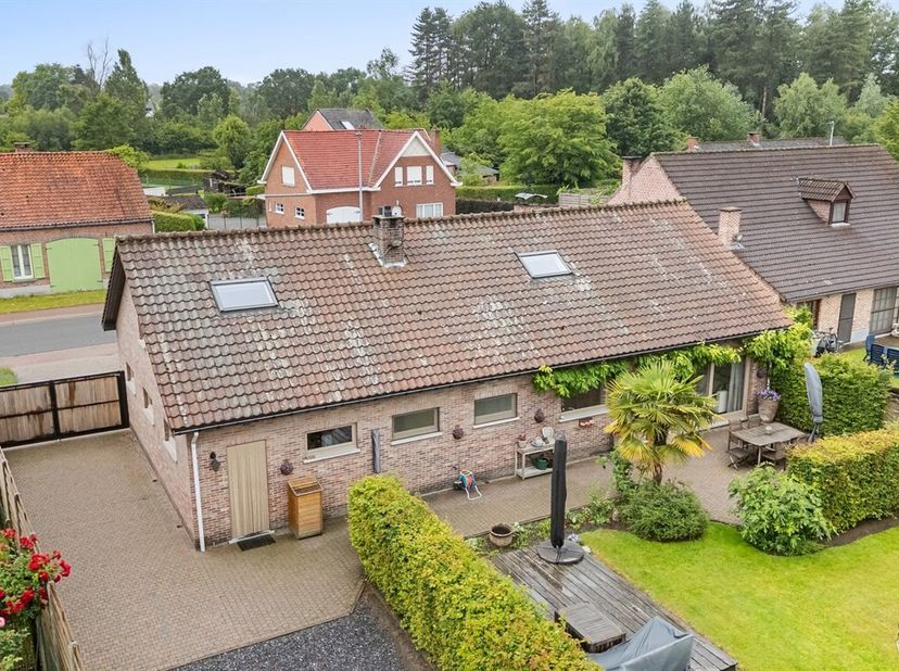 Ruime gezinswoning met paardenaccommodatie op een perceel van 5.060 m²<br />
Op een prachtig perceel van maar liefst 5.060 m² bevindt zich deze karakt