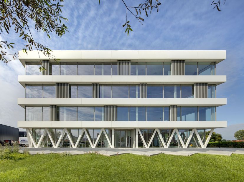 Ces nouveaux bureaux à louer ultramodernes sont situés dans le parc des PME De Schaerbeek à Melsele. Stratégiquement situés, ces bureaux sont à deux p