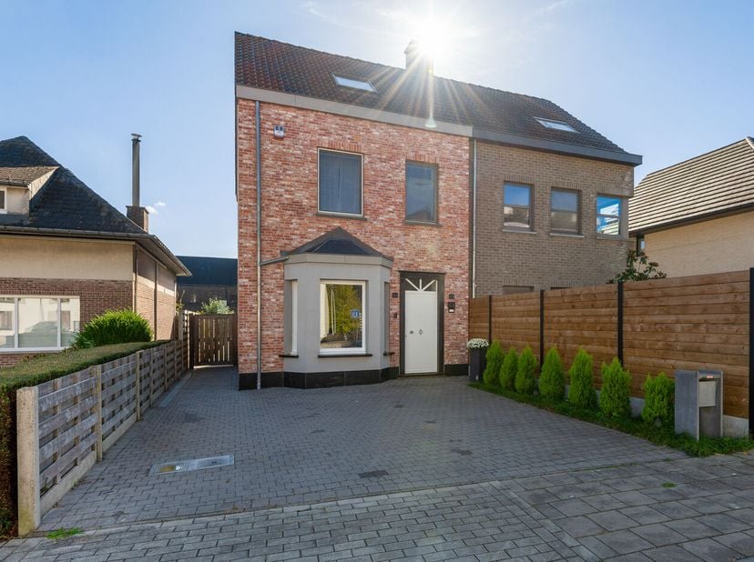 Huis te koop in Donk 53,
                    2500 Lier