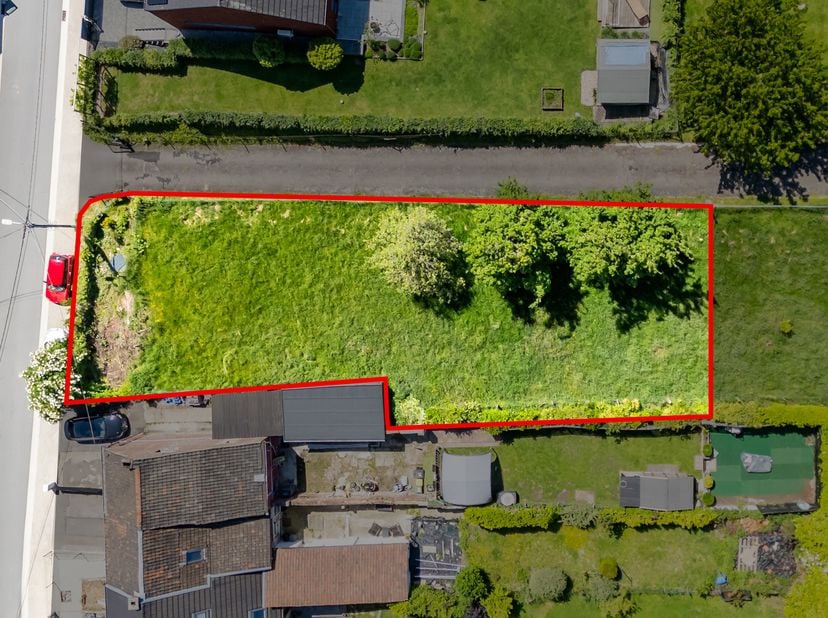 Ce terrain à bâtir est situé au centre d'Oupeye, proche du château et de toutes commodités.<br />
Il fait 555 m², avec une façade de 13,8 m et une pro