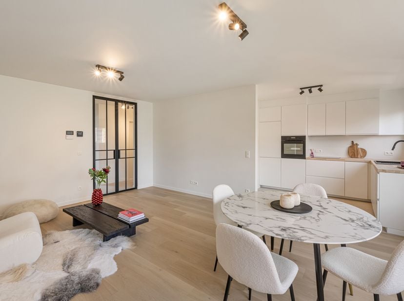 Een ruim appartement van 81 m² op de tweede verdieping. Samenstelling: Inkom, apart toilet. Ruime leefruimte, open keuken met berging, moderne slaapka