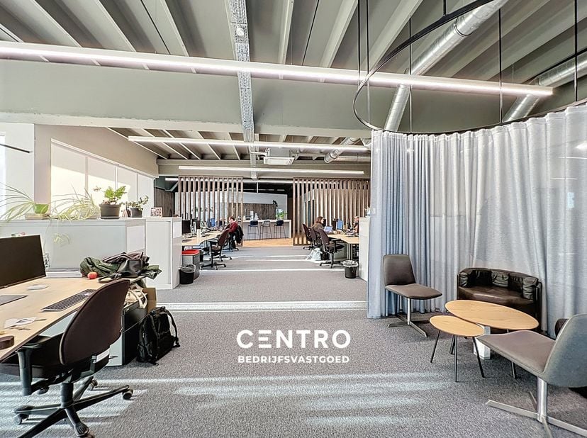 Benaderende OPPERVLAKTEN:<br />
Constructie - bewoonbare oppervlakten<br />
Kantoor:&amp;nbsp; 151,70&amp;nbsp;m²<br />
Gemeenschappelijke vergaderruimten: 19