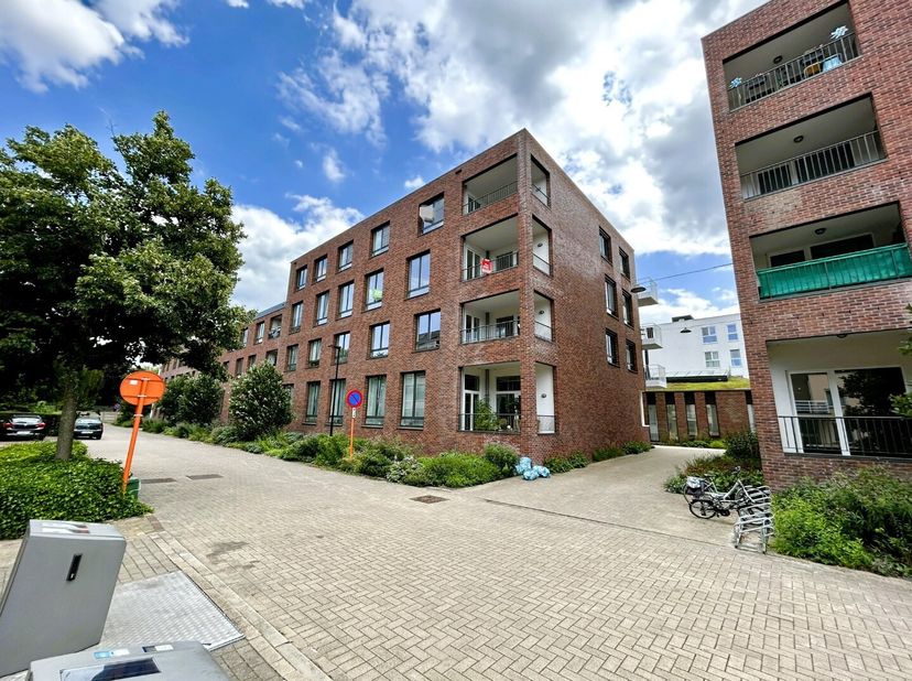 Deze assistentiewoning is rustig gelegen en toch in het centrum van Geel, op wandelafstand van De Markt van Geel, winkels, het cultuurcentrum De Werft
