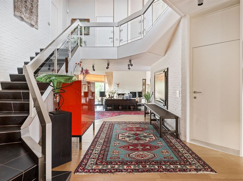 Ruime woonst met praktijkruimte op 16a14ca vlakbij het centrum van Herenthout<br />
Deze ruime woning met een bewoonbare opp. van 501m² biedt omwille