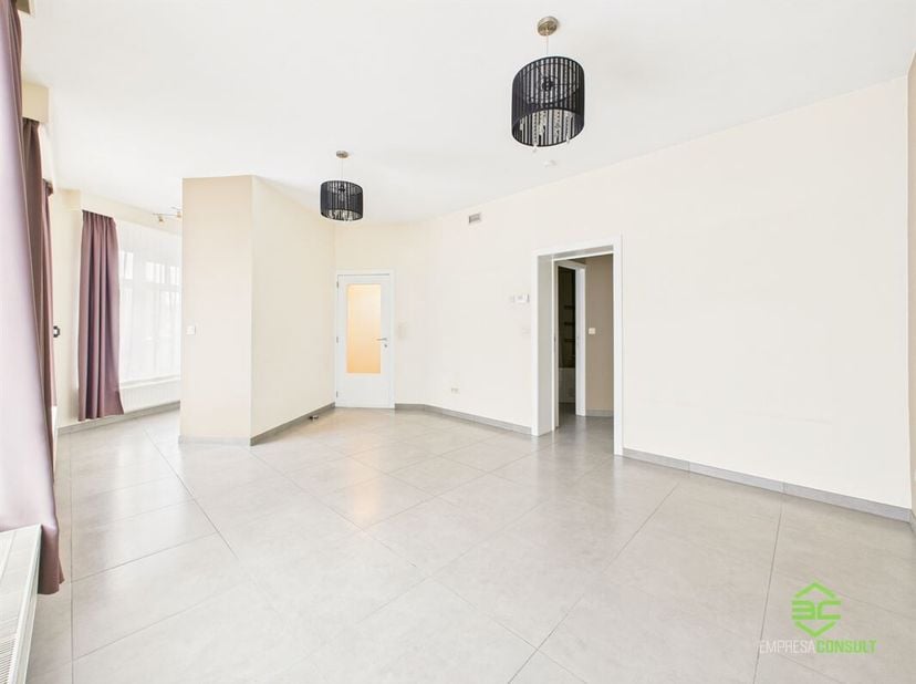 + Als u op onze eigen website (www.empresaconsult.be) naar dit appartement doorklikt, vindt u alle info! +<br />
Pal in het centrum ligt dit instapkla
