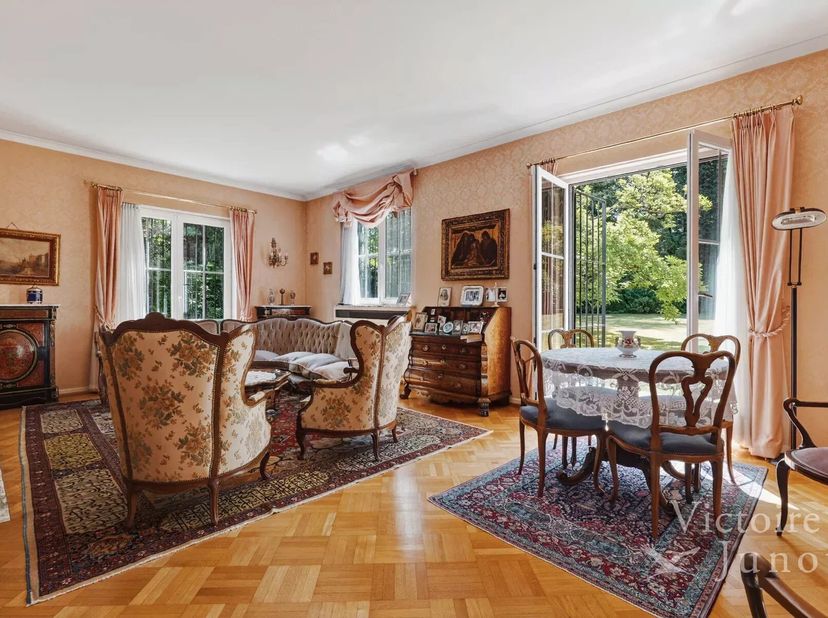 Rez-de-chaussée:<br />
Hall d'entrée<br />
Toilette invités<br />
Espace vestiaire<br />
Spacieuses réceptions avec cheminée s'ouvrant sur le jardin<b