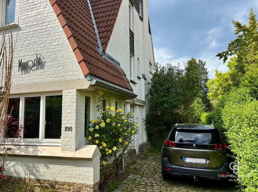 En bordure directe du Parc de la Woluwe, cette charmante villa 3 façades se situe dans lun des quartiers résidentiels les plus prisés de Woluwe-Saint-