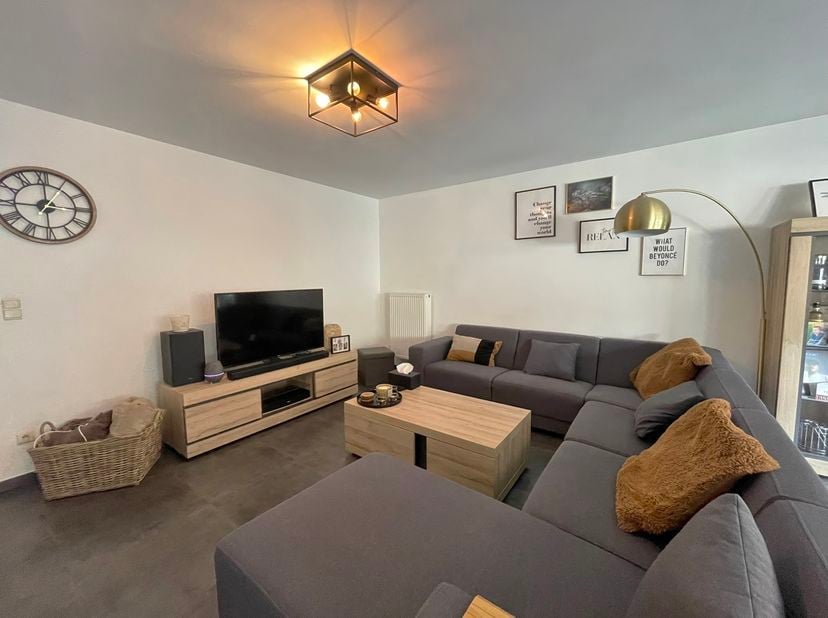 Prachtig energiezuinig gelijkvloers appartement met ruim zonneterras<br />
Bestaande uit:<br />
+ Inkomhal<br />
+ Apart gastentoilet<br />
+ Ruime li