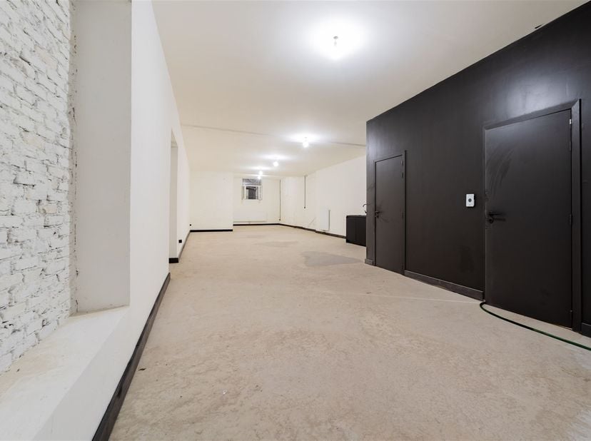 Actuellement loué pour 1 300 € par mois + TVA. Cela donne un rendement NETTO d'environ 5,5 %.<br />
<br />
Studio / espace polyvalent rénové d'envir