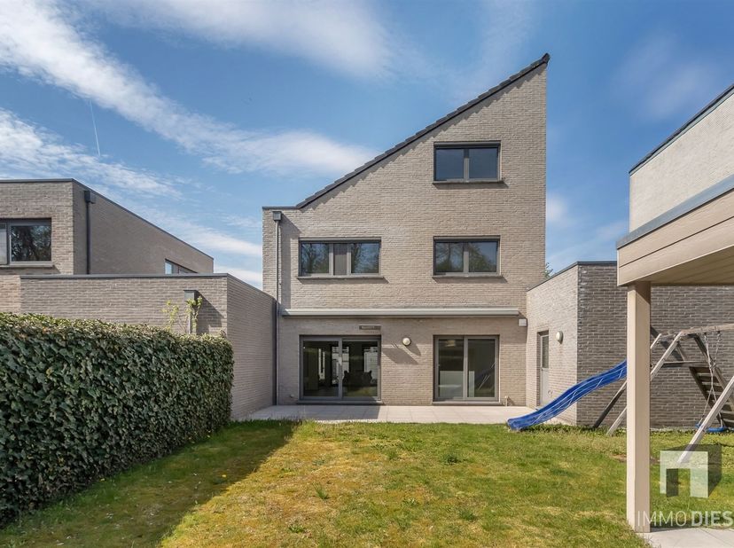 Deze recente gezinswoning (°2016) is ruimer dan je zou denken!<br />
4 slaapkamers, 2 badkamers, en een praktische garage zijn slechts enkele kenmerk