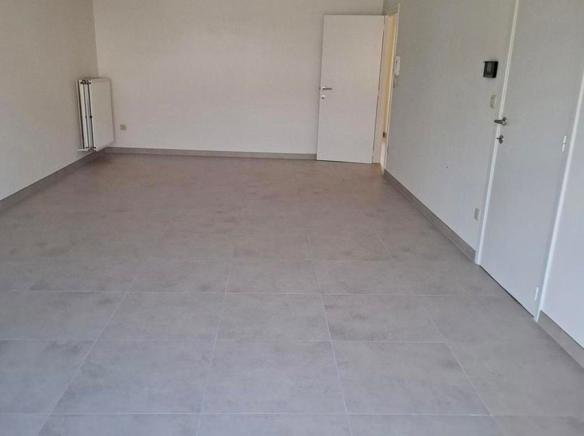 Zeer gunstig gelegen appartement met 2 slaapkamers.<br />
Het appartement is gelegen op de eerste verdieping in een gebouw langs een doorgaande weg en