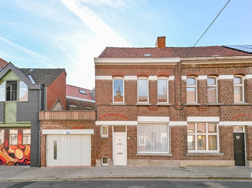 Deze op te frissen rijwoning met drie slaapkamers is rustig gelegen nabij het centrum van Izegem en beschikt over een bewoonbare oppervlakte van ca. 1