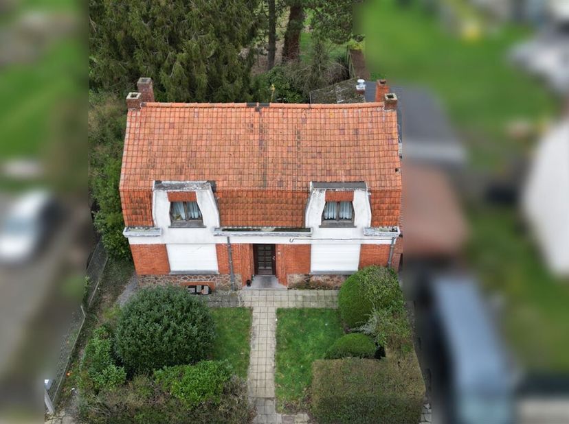 Maison dhabitation semi-mitoyenne à rénover intégralement sur 3 ares 84 centiares.<br />
Le bien offrant une superficie habitable de +/- 160 m², compr