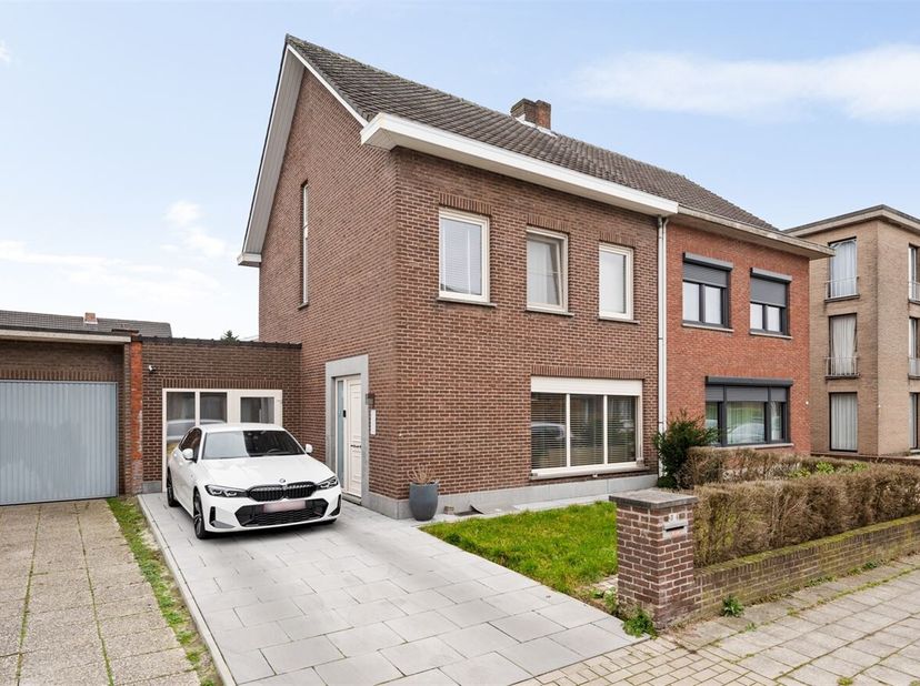 Gezinswoning met 3 slaapkamers en tuin<br />
Omschrijving<br />
Gelijkvloers<br />
Via de inkomhal kom je in de leefruimte op parket met elektrische h