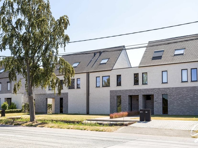 Bent u op zoek naar een recente, perfect onderhouden woning waar u zonder zorgen kunt intrekken? Dan is deze prachtige woning uit 2021 precies wat u z