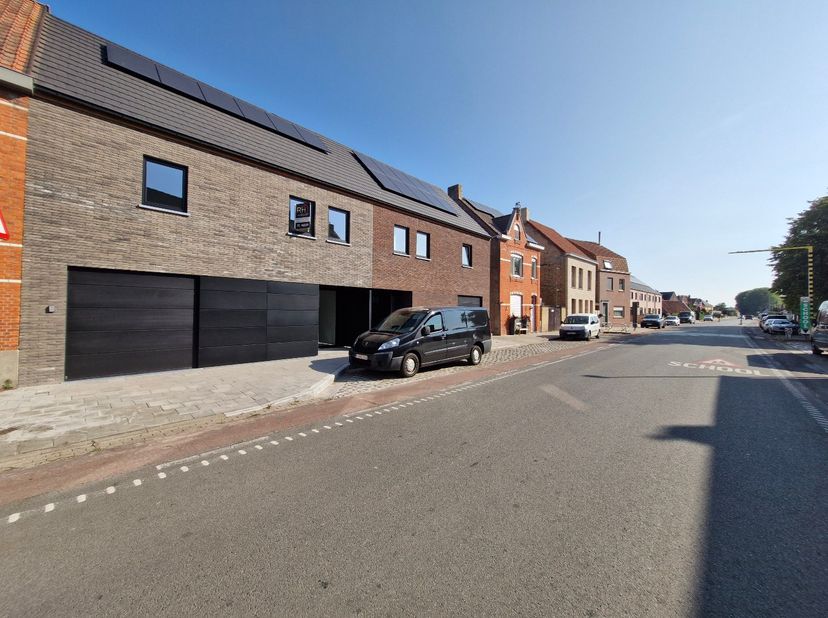 Mooi aanbod te Dudzele: een nieuwbouwwoning met 4 slaapkamers, tuin en ruime garage. <br />
Deze lichtrijke, volumineuze woning is voorzien van alle m