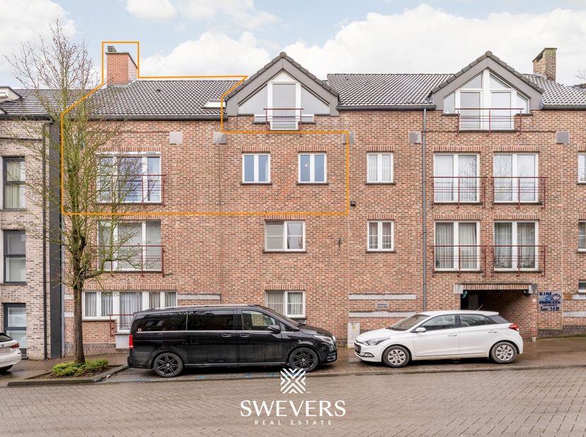 Voor meer info en fotos, surf naar www.swevers.be  dit instapklare duplex appartement is gelegen in het centrum van Borgloon, op de tweede verdieping
