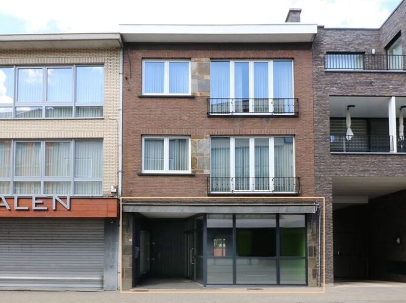 Dit gelijkvloerse appartement geniet van een uitstekende ligging in het centrum van Scherpenheuvel, waardoor winkels, supermarkten, horeca, openbaar v