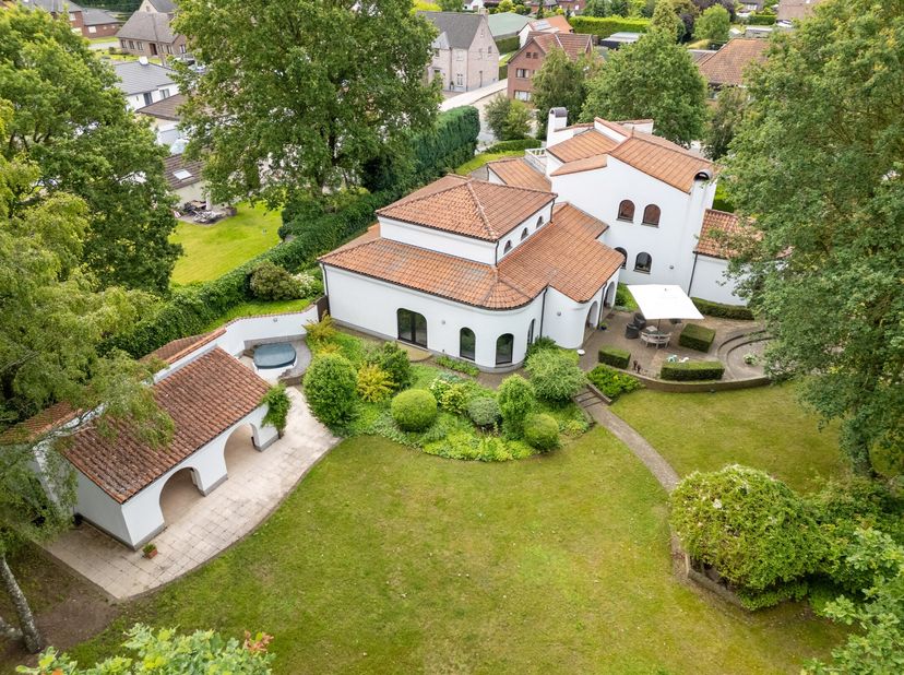 Deze unieke villa in Houthalen-Helchteren onderscheidt zich door haar karaktervolle architectuur met speelse rondingen en een tijdloze vormgeving. Geb