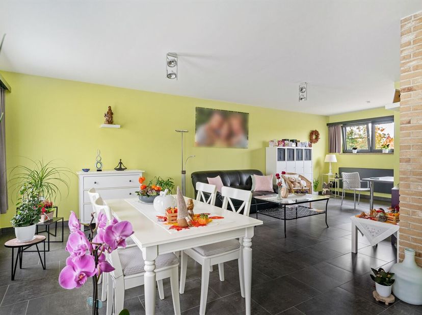 Op zoek naar een rustig gelegen appartement met een praktische indeling? Dit charmante appartement bevindt zich op de eerste verdieping van een kleins
