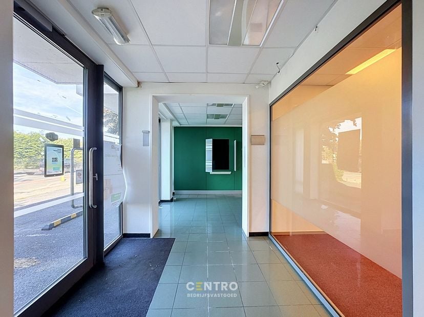 Dit veelzijdige kantoorpand, oorspronkelijk ingericht als bankkantoor, combineert een uitstekende commerciële ligging met een doordachte en functionel