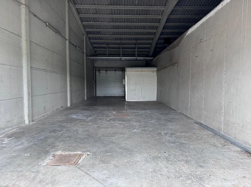 Deze opslagruimte heeft een oppervlakte van 100m², gelegen langs de Wikkelaarstraat te Vladslo (Diksmuide). <br />
<br />
Dit is enkel voorzien als op
