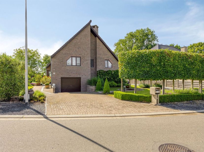 Toffe, vrijstaande split-level woning met 4 slaapkamers, inpandige garage, prachtig aangelegde tuin en zonnepanelen, rustig gelegen in het landelijke