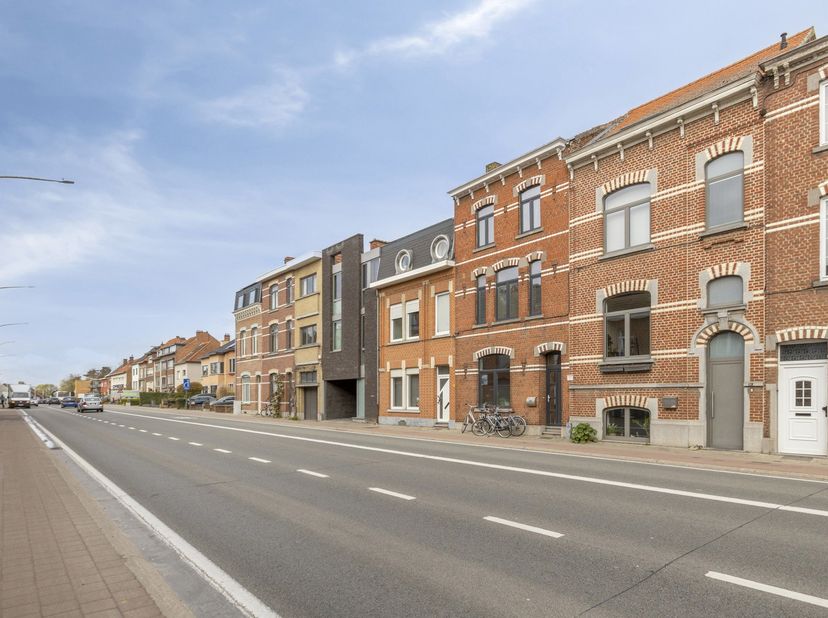 Cette maison entièrement rénovée en 2021 offre 3 chambres, une cuisine moderne et un agréable long jardin. Elle s’adresse à ceux qui recherchent une h
