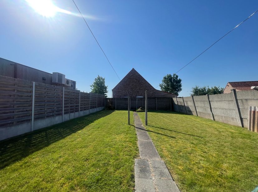 Langemark - Te renoveren/heropbouwen woning met veel potentieel te koop.Indeling:Gelijkvloers: ruime leefruimte, keuken, badkamer, berging, garage en
