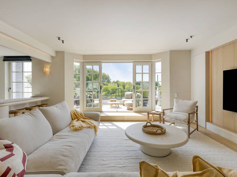 Dit recent gerenoveerde hoekappartement te koop met een royale bewoonbare oppervlakte van 131 m² bevindt zich in een van de meest prestigieuze residen