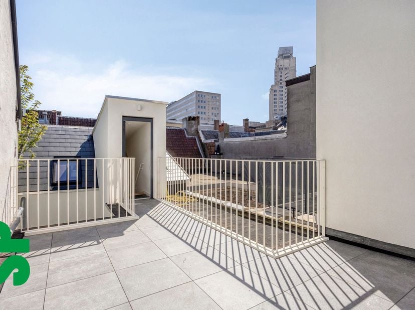 Ruim en exclusief gerenoveerd 3-slaapkamerappartement met dakterras in hartje Antwerpen<br />
Aan de Melkmarkt, in het historische centrum van Antwerp
