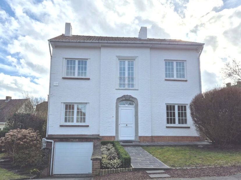 ENTIEREMENT RENOVEE !!!!! - Magnifique maison 4 façades de charme. La maison offre une superficie habitable de +_ 240 M2 comprenant un beau hall d'ent