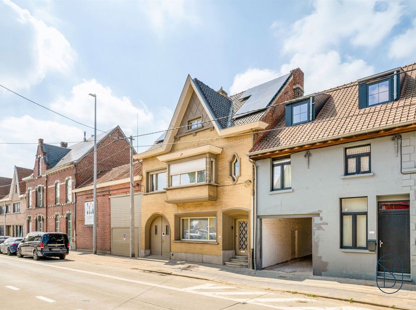 Te koop: ruime, instapklare en karaktervolle gezinswoning met 4 slaapkamers en zonnige tuin en loods!<br />
<br />
Statige woning met behoud van aut