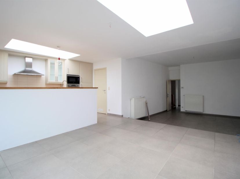 TERVUREN, vlakbij de handelszaken en de Tervurenlaan, moderne MAISON vernieuwd in 2020 (4Chambres/3Salles de bains) van 180 m² met terras en tuin. Ell