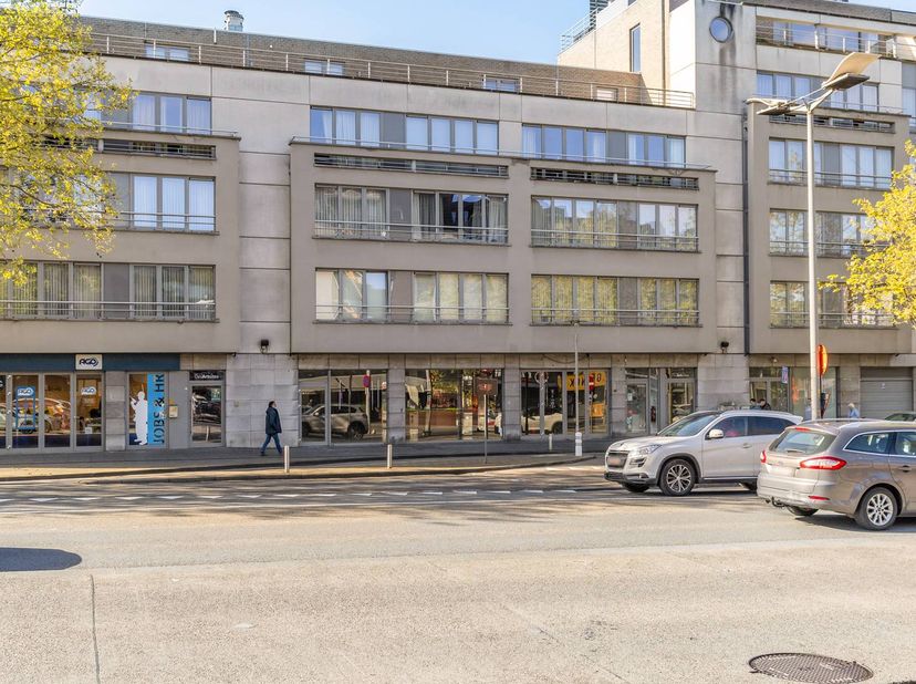 Cette vaste propriété commerciale d'une superficie de pas moins de 497 mètres carrés, située dans la zone commerciale attrayante Europalaan 88 à Genk,