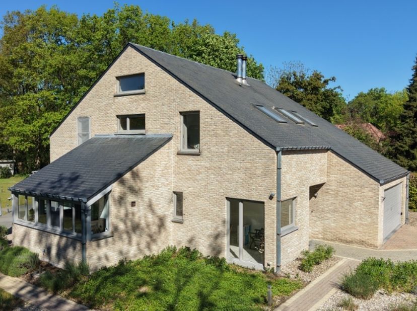 Zeer rustig gelegen villa met openluchtzwembad op mooi perceel van 22 are 89 ca. West georiënteerd.<br />
Residentieel gelegen vlakbij het golf-en mee