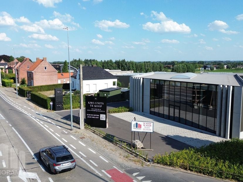 Deze nieuwe KMO- unit/showroom&amp;nbsp; van&amp;nbsp;419 m² met 6 privatieve parkeerplaatsen maakt deel uit van de nieuwbouw state-of-the-art bedrijvenpark '