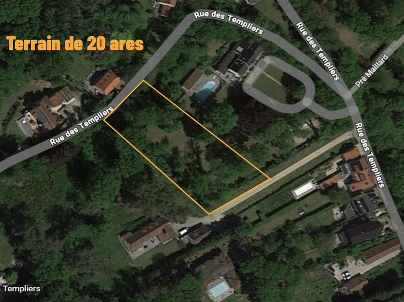 L'Agence Petyt vous propose de découvrir un terrain unique de 20 ares, situé dans un cadre bucolique et à seulement 5 minutes (2.6km)  de l'école inte