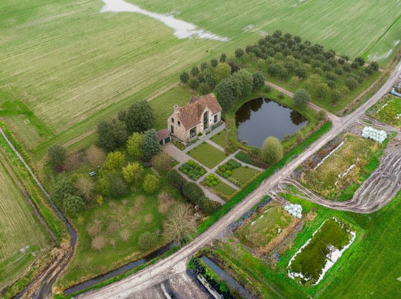 Droomt u van wonen in alle rust, met open zichten en maximale privacy? Dan biedt dit landelijke domein in Landegem een unieke kans.<br />
Op een perce
