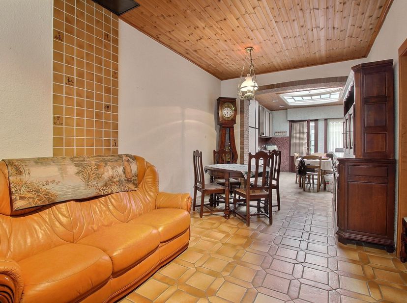 Agréable maison composée d’un hall d’entrée, d’un séjour, d’une cuisine équipée, d’une véranda, d’un WC séparé et de deux débarras.<br />
À l’étage :