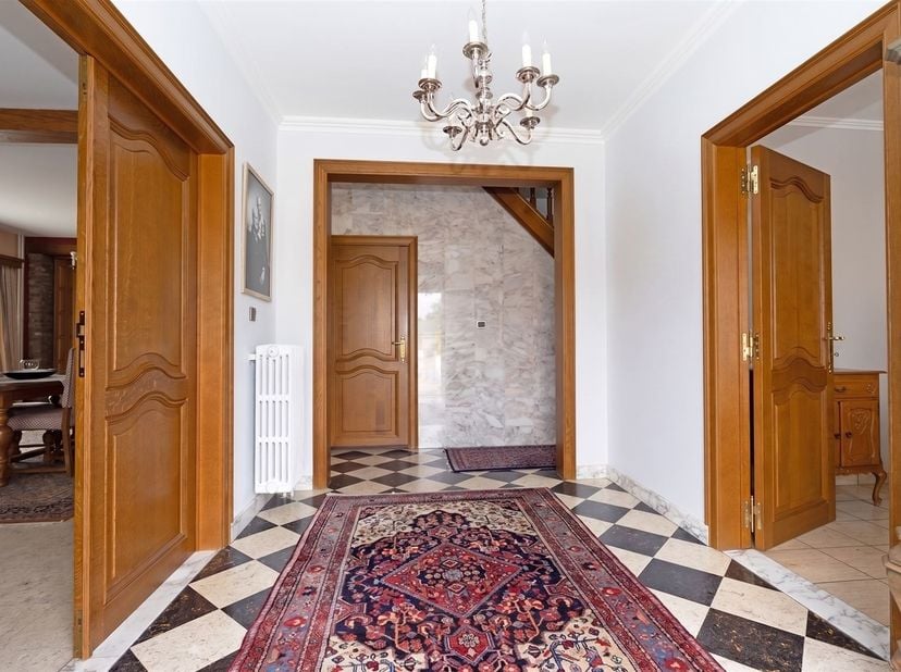 Deze ruime woning is gebouwd in ±1966 en is gelegen op een perceel van ±13a 87ca. <br />
<br />
Via een automatische poort bereikt u de ruime parkin