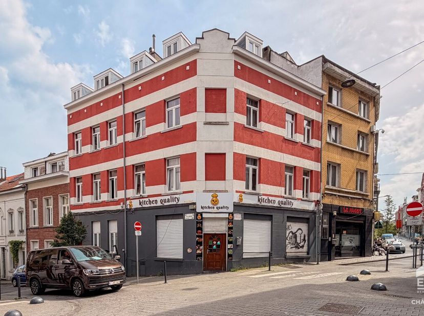 [[ DIT PAND NEEMT DEEL AAN DE ERA OPEN HUIZEN DAG OP 13/6 VAN 9:30 TOT 10:30 ]] Schaarbeek: handelszaak te koop.Deze commerciële gelijkvloerse ruimte