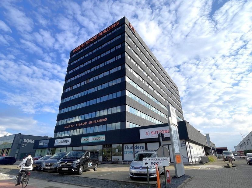 617m² gerenoveerde kantoorruimte op 1ste verdieping (opsplitsbaar vanaf 250m² kantoren)<br />
Ligging: aan Noorderlaan (N180) in de haven van Antwerpe